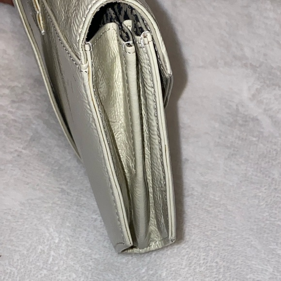 HOBO Cream Patent Leather Handheld Envelope Clutch EUC - Picture 4 of 15